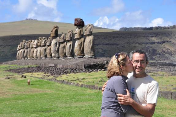 Visitando as ruínas de Tongariki, em Rapa Nui (ou Ilha de Páscoa), território chileno no meio do Oceano Pacífico